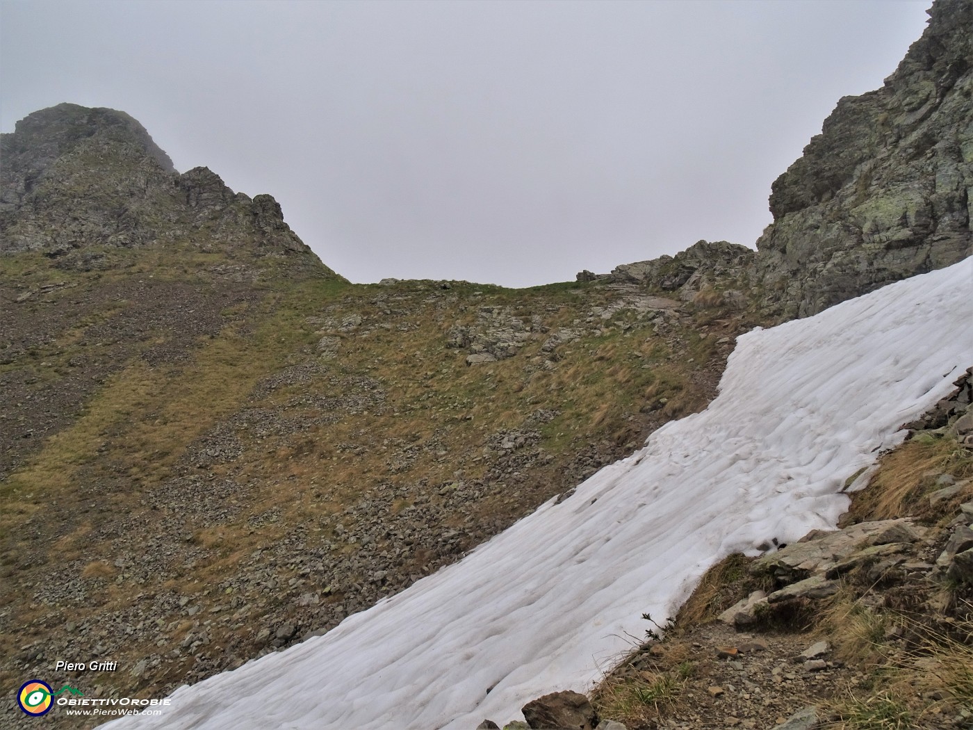 55 Strisciata di neve molliccia da attraversare per la Bocchetta Triomen (2204 m).JPG